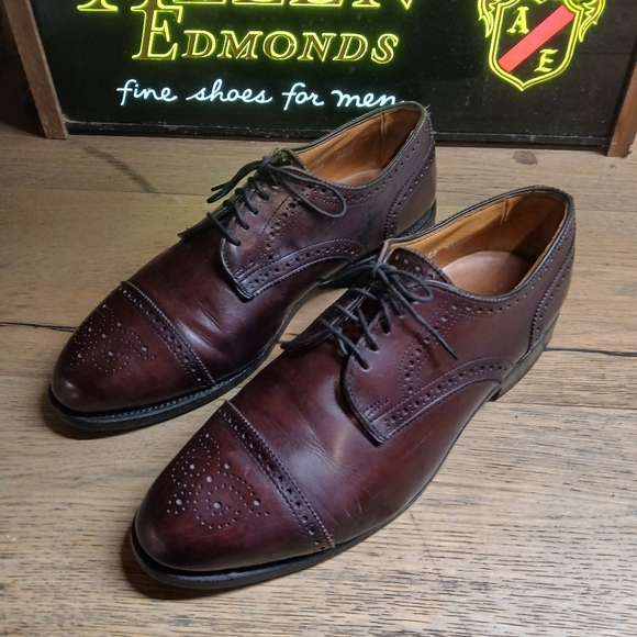 Allen Edmonds Men's Burgundy Oxford Shoes - Picture 1 of 10